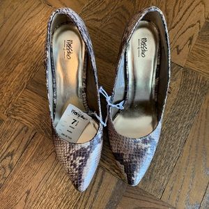 Brown/beige snake skin pumps